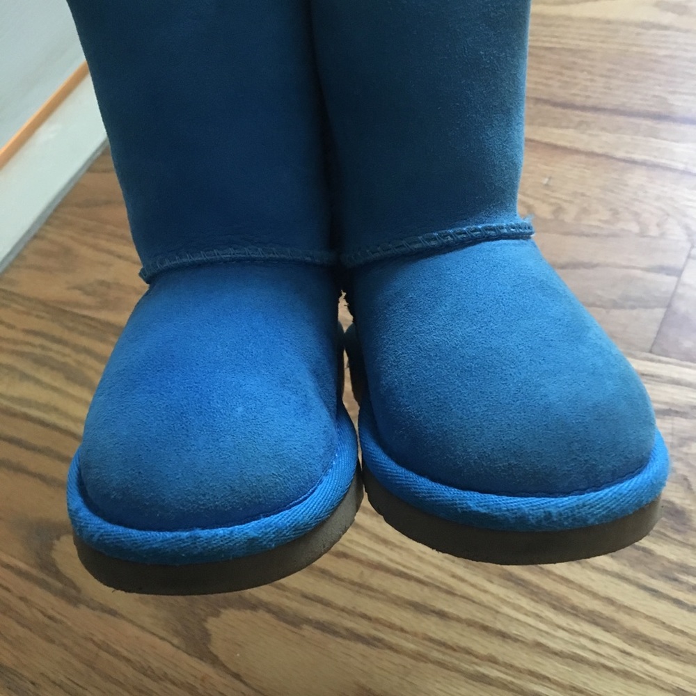 Girl’s Ugg Blue Bow boots